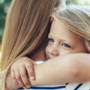 córka, która się złości, przytula matkę