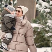 mama z dzieckiem stylowych ubraniach