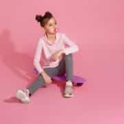 dziewczynka z gumą do żucia na różowym tle