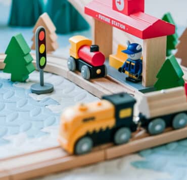 Jak mądrze dobierać zabawki do etapu rozwoju dziecka?