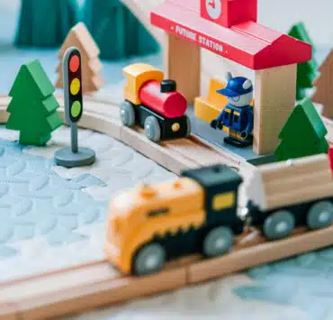 Jak mądrze dobierać zabawki do etapu rozwoju dziecka?