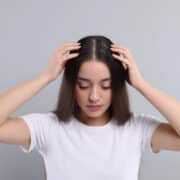 Nastolatka z łupieżem