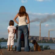 kobieta i dziecko w mieście smog zanieczyszczenia