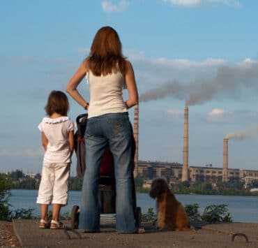 kobieta i dziecko w mieście smog zanieczyszczenia