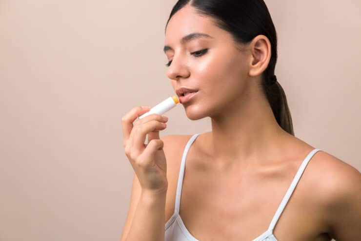 Balsamy do ust – jakie składniki się liczą?