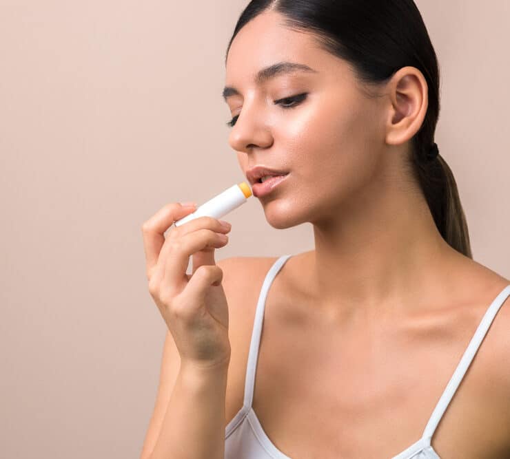 Balsamy do ust – jakie składniki się liczą?