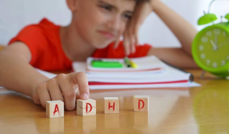 Rozkojarzone dziecko z ADHD w szkolnej ławce