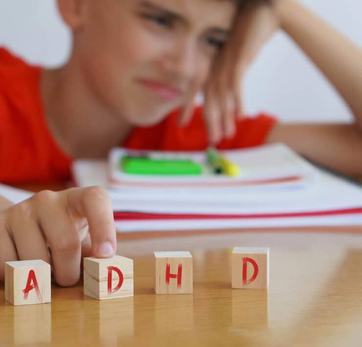 Rozkojarzone dziecko z ADHD w szkolnej ławce