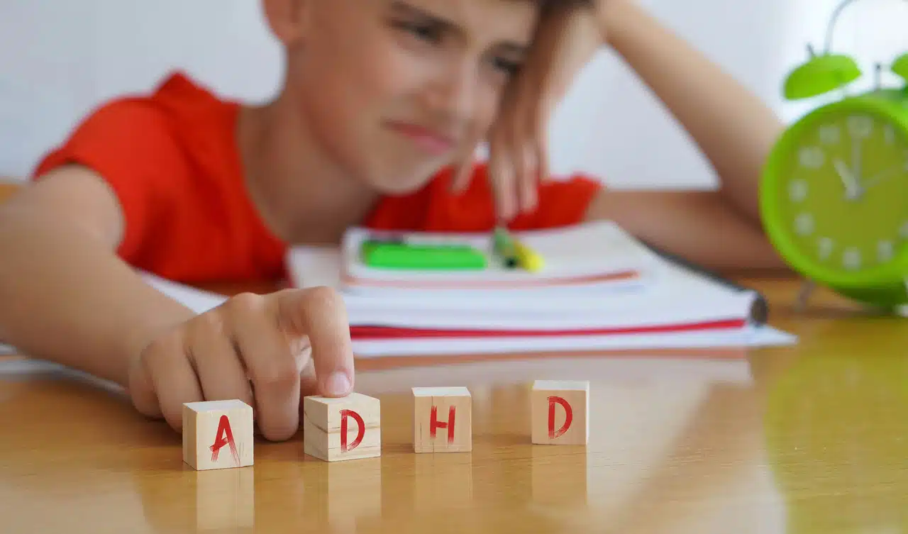 Rozkojarzone dziecko z ADHD w szkolnej ławce