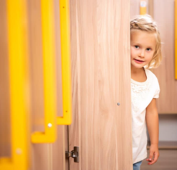 dziecko w szatni przedszkola