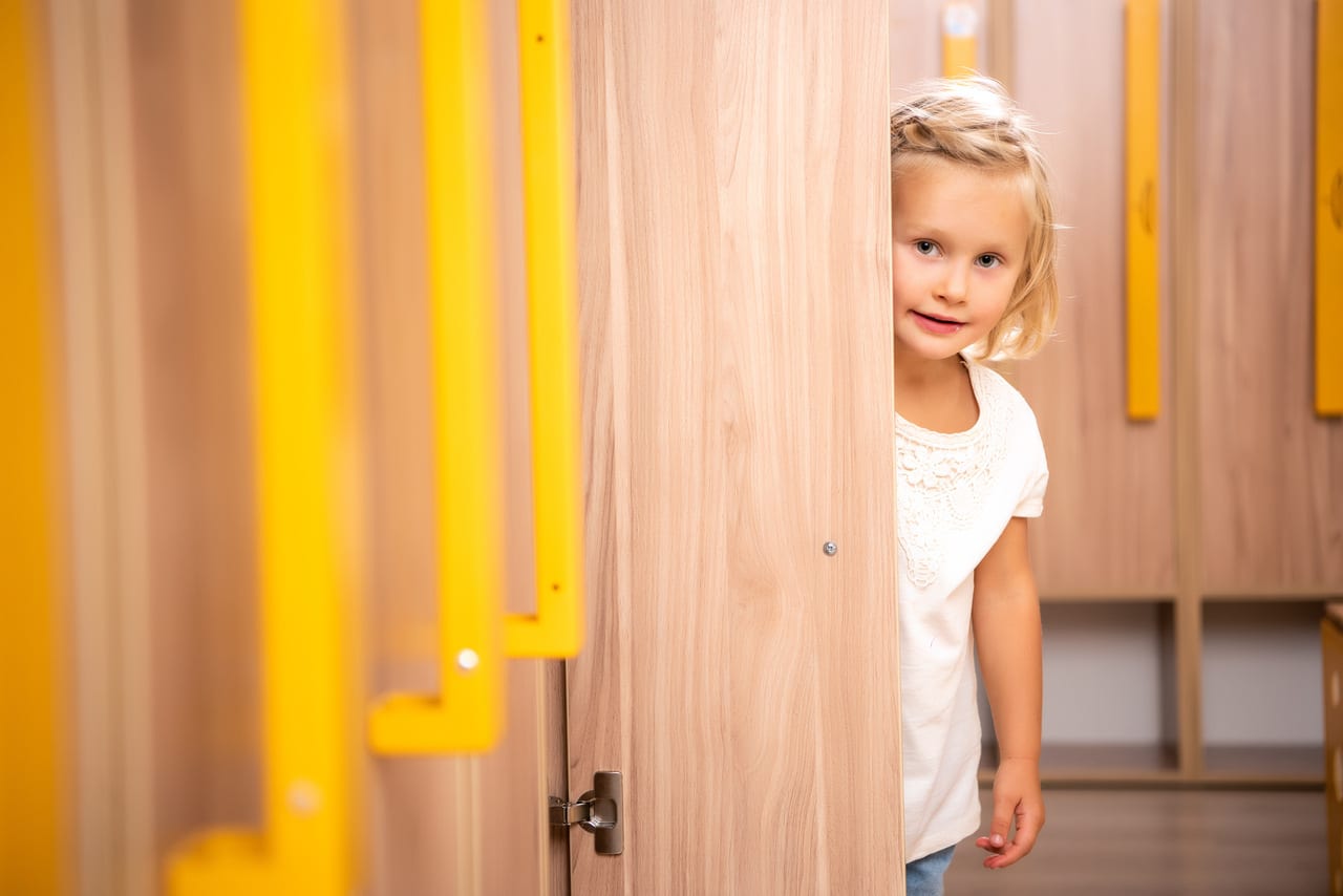 dziecko w szatni przedszkola