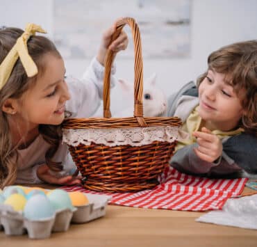 przygotowanie koszyka wielkanocnego przez dzieci