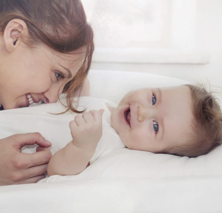 mama bawi się z dzieckiem, które się śmieje