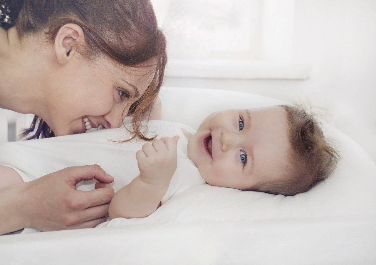 mama bawi się z dzieckiem, które się śmieje